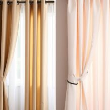 Zasłony na przelotkach czy na taśmie: jak wybrać pod kątem montażu, estetyki i wygody użytkowania