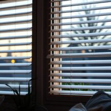 Żaluzje wieczorem: jak ustawić lamele, by zachować prywatność i komfort w domu