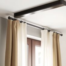 Szyna sufitowa do zasłon czy karnisz – kiedy warto wybrać minimalistyczne rozwiązanie i jak je zamontować krok po kroku