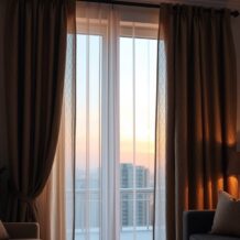 Zasłony a prywatność wieczorem: jak wybrać tkaniny i osłony dla skutecznej ochrony i komfortu