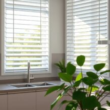 Żaluzje do kuchni: jak wybrać trwałe i łatwe w utrzymaniu osłony dla prywatności i komfortu