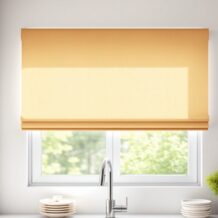 Osłony okienne nad zlewem: praktyczne materiały i montaż zapewniające łatwe czyszczenie i funkcjonalność kuchni