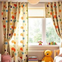 Osłony okienne do pokoju dziecka: jak połączyć bezpieczeństwo, funkcjonalność i styl aranżacji