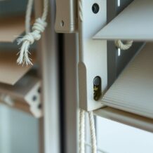 Jak samodzielnie naprawić rolety i żaluzje: diagnoza usterek i praktyczne wskazówki