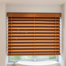 Żaluzje drewniane w łazience: kiedy warto je wybrać i jak zapobiegać odkształceniom w wilgotnym wnętrzu